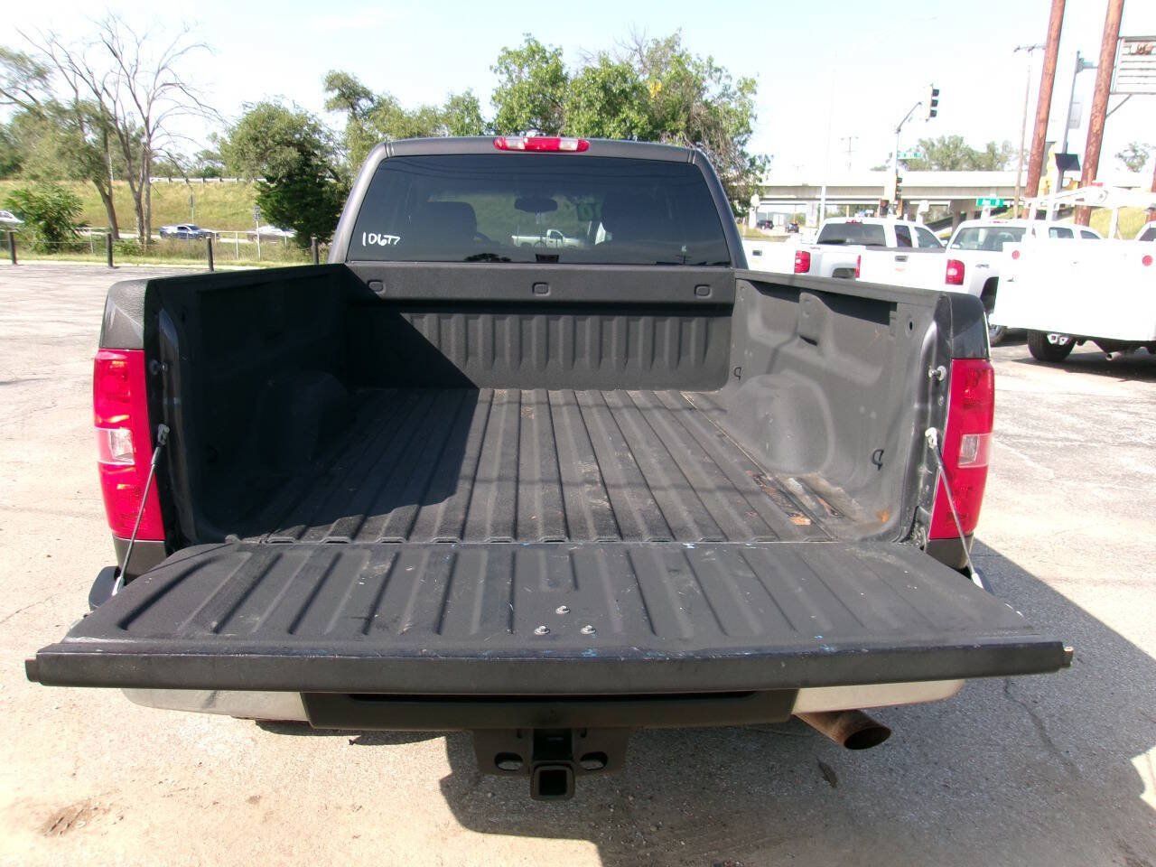 Used 2011 Chevrolet Silverado 2500 LT AWD/4WD image 3