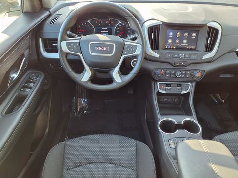 Used 2024 GMC Terrain SLE w/ Driver Convenience Package image 2