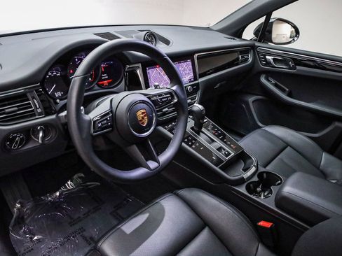 Certified 2025 Porsche Macan image 4