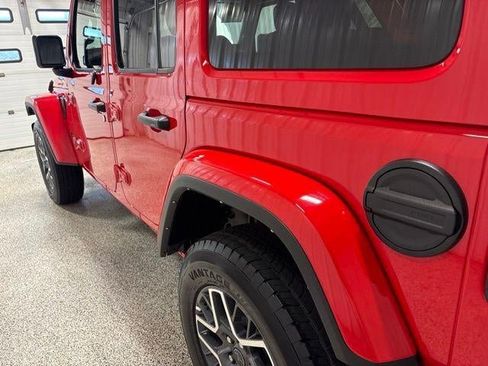 Used 2025 Jeep Wrangler Unlimited Sahara AWD/4WD image 11