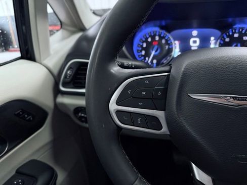 Used 2024 Chrysler Pacifica Touring-L FWD image 31