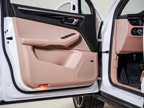 Certified 2025 Porsche Macan image 25