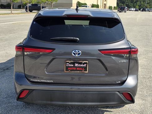 Used 2023 Toyota Highlander LE AWD/4WD image 3