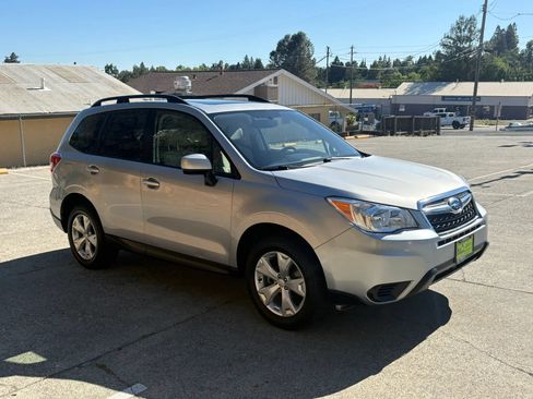 Used 2014 Subaru Forester 2.5i Premium w/ All-Weather Package AWD/4WD image 9