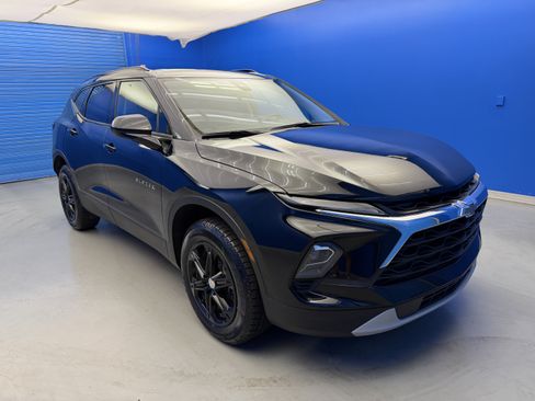 Used 2024 Chevrolet Blazer LT w/ Convenience Package FWD image 2