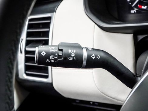 Used 2025 Land Rover Discovery S image 41