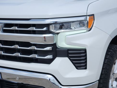 Used 2022 Chevrolet Silverado 1500 LTZ w/ Z71 Off-Road Package AWD/4WD image 8