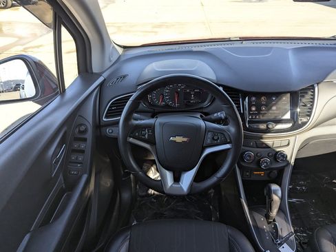 Used 2022 Chevrolet Trax LT w/ LT Convenience Package image 3