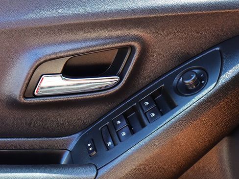 Used 2019 Chevrolet Trax LT w/ LT Convenience Package FWD image 39