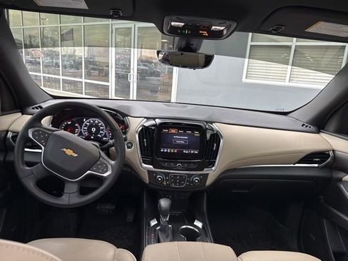 Used 2023 Chevrolet Traverse Premier image 32