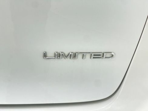 Used 2018 Chrysler Pacifica Limited image 43