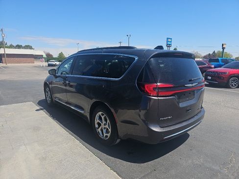 Used 2023 Chrysler Pacifica Limited FWD image 5