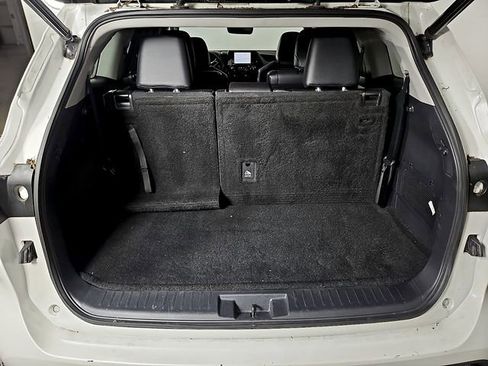 Used 2021 Toyota Highlander XLE FWD image 29