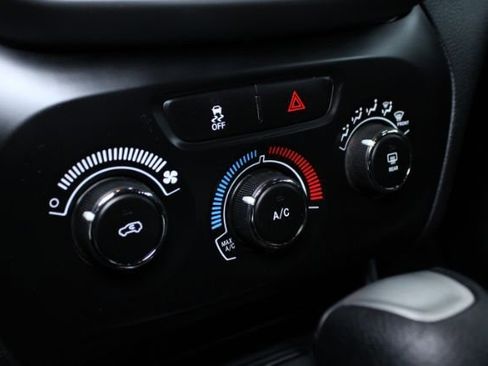 Used 2014 Jeep Cherokee Sport image 16