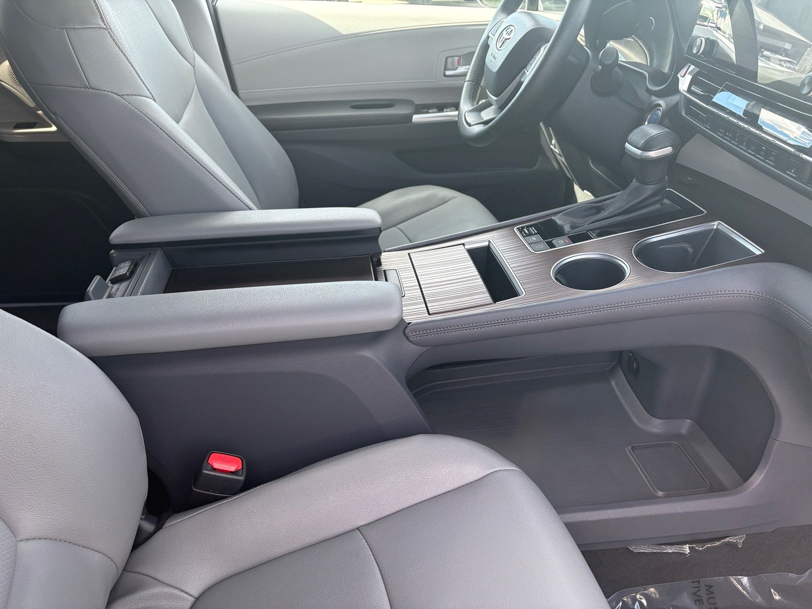 Used 2023 Toyota Sienna XLE FWD image 11