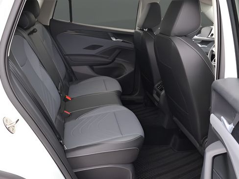 Certified 2025 Volkswagen Tiguan SE w/ Panoramic Sunroof Package AWD/4WD image 18