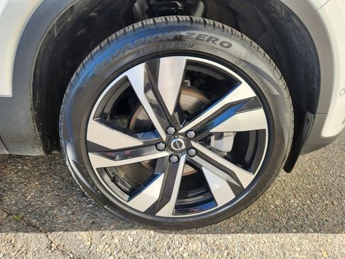 Certified 2025 Volvo XC40 B5 Plus AWD/4WD image 20