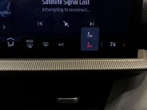 Used 2025 Ford Explorer Active w/ Active Comfort Package image 18