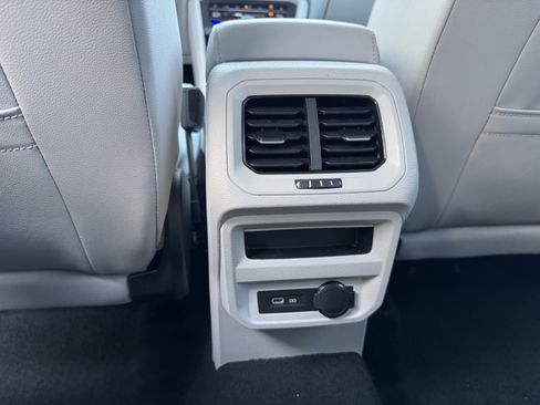 Used 2024 Volkswagen Tiguan SE FWD image 34