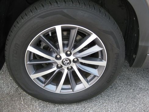 Used 2017 Toyota Highlander XLE AWD/4WD image 9