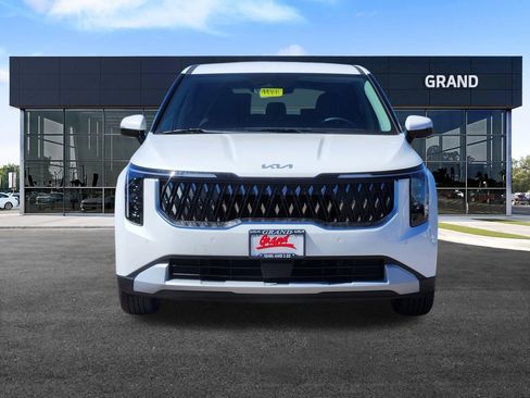 New 2026 Kia Carnival FWD image 3