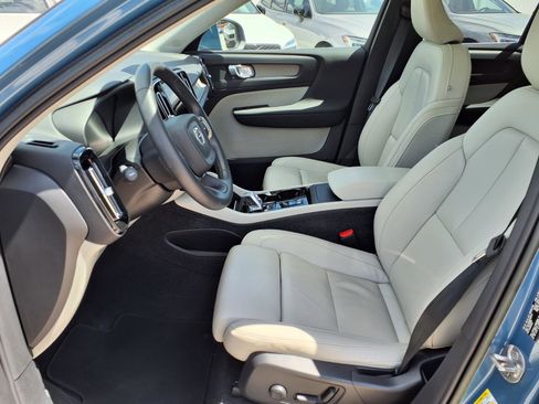 Certified 2023 Volvo XC40 B5 Plus AWD/4WD image 22