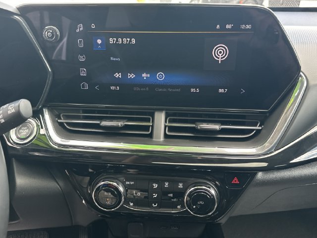 Used 2025 Chevrolet Trax ACTIV w/ Sunroof Package FWD image 18