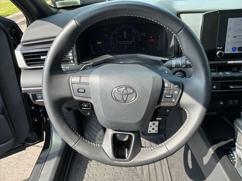 Used 2026 Toyota Camry SE FWD image 18