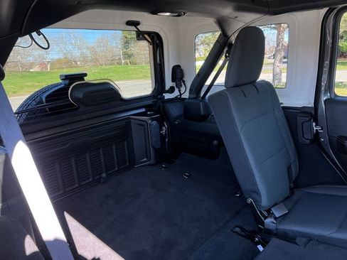 Used 2025 Jeep Wrangler Unlimited Sahara AWD/4WD image 33