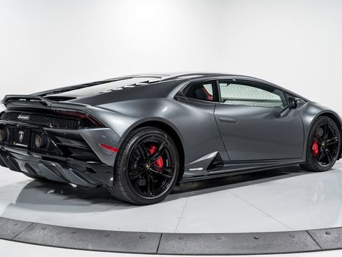Used 2021 Lamborghini Huracan EVO RWD image 3