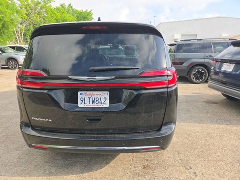 Used 2025 Chrysler Pacifica Select image 7