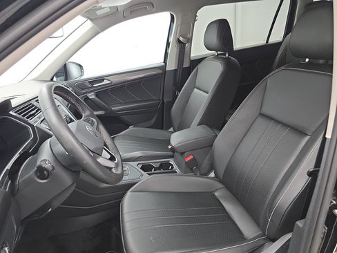 Certified 2024 Volkswagen Tiguan SE FWD image 16