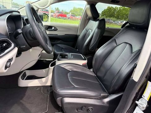 Certified 2023 Chrysler Pacifica Touring-L FWD image 16