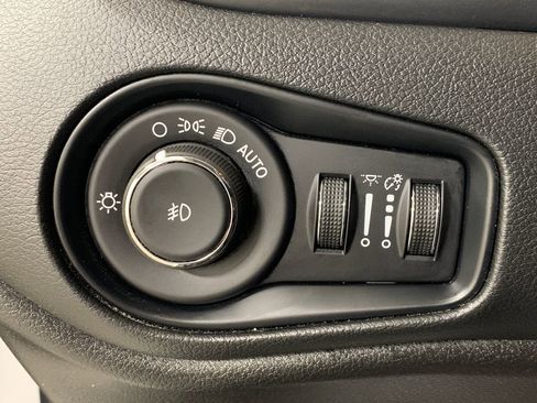 Used 2021 Jeep Renegade Limited image 16