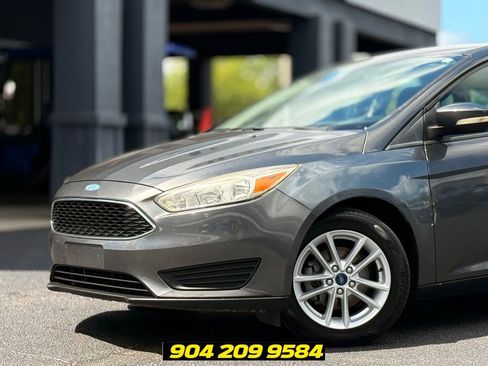 Used 2017 Ford Focus SE FWD image 2