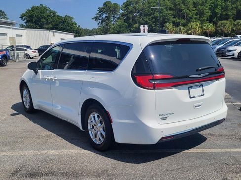 Used 2023 Chrysler Pacifica Touring-L FWD image 6