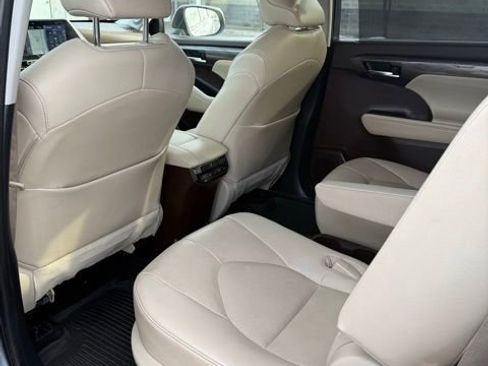 Used 2021 Toyota Highlander Platinum AWD/4WD image 34