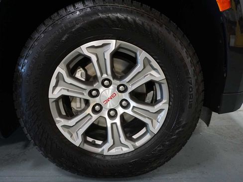 Used 2024 GMC Yukon XL SLE image 9