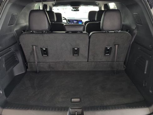 Used 2025 Chevrolet Traverse LT image 8