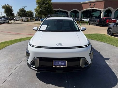 Used 2025 Hyundai Kona SEL FWD image 2