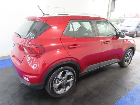 Used 2025 Hyundai Venue SEL FWD image 13