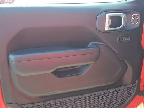 Used 2025 Jeep Wrangler Unlimited Rubicon w/ Convenience Group AWD/4WD image 19