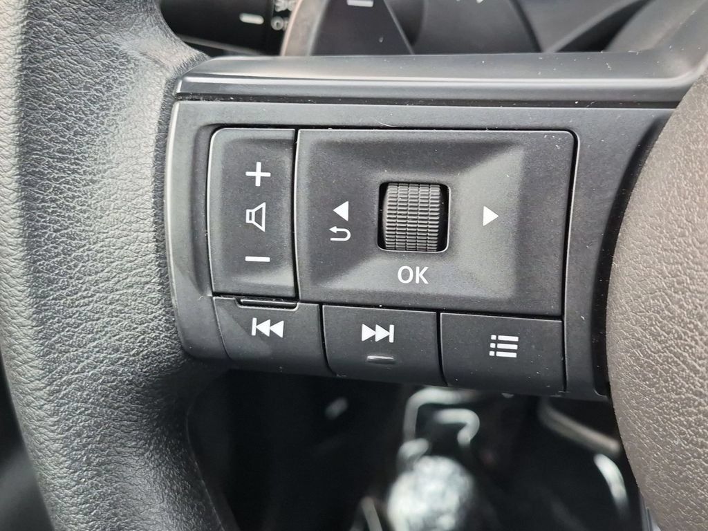 Used 2024 Nissan Rogue S AWD/4WD image 18