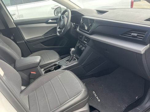 Used 2023 Volkswagen Taos SE image 3