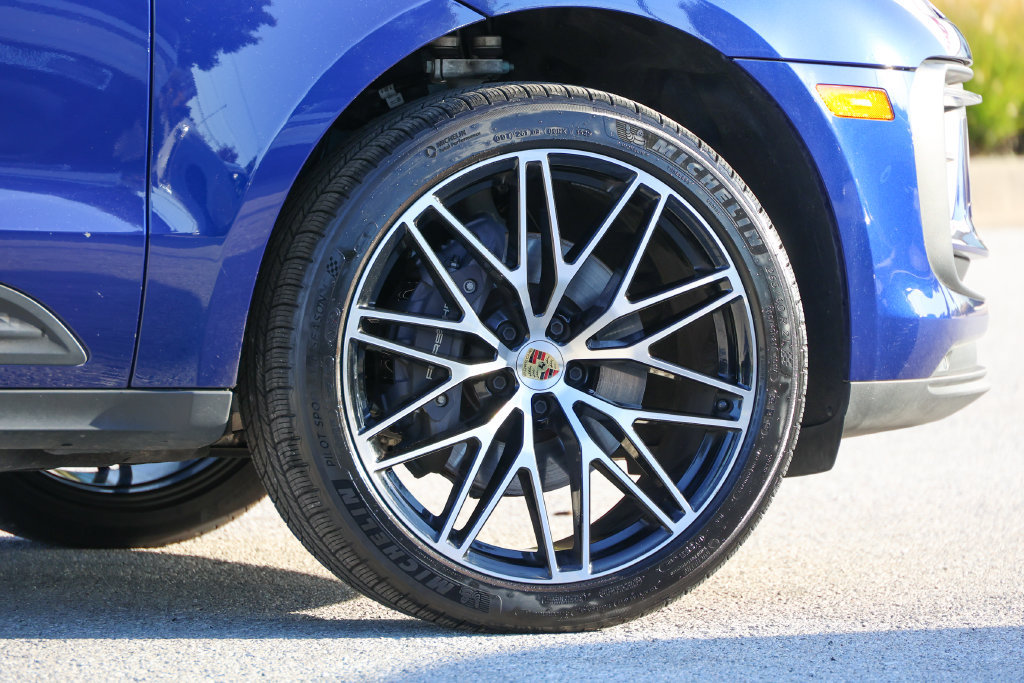 Certified 2026 Porsche Macan AWD/4WD image 16