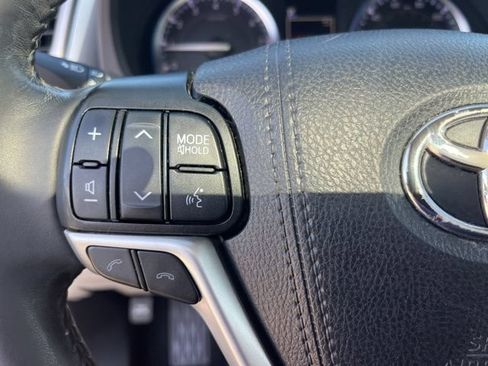 Used 2019 Toyota Highlander XLE FWD image 18