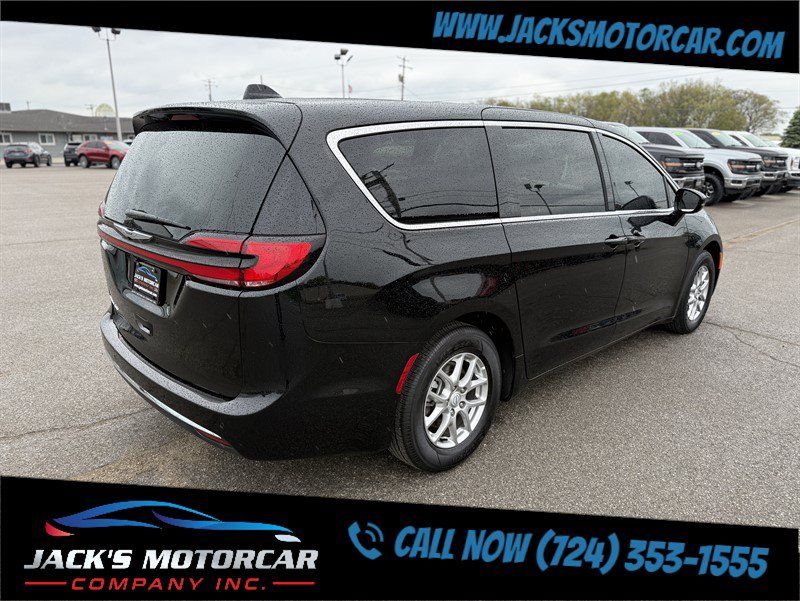Used 2026 Chrysler Pacifica Select FWD image 4