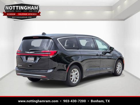 Used 2025 Chrysler Pacifica Select FWD image 6
