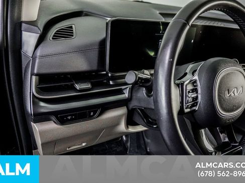 Used 2025 Kia Carnival FWD image 35