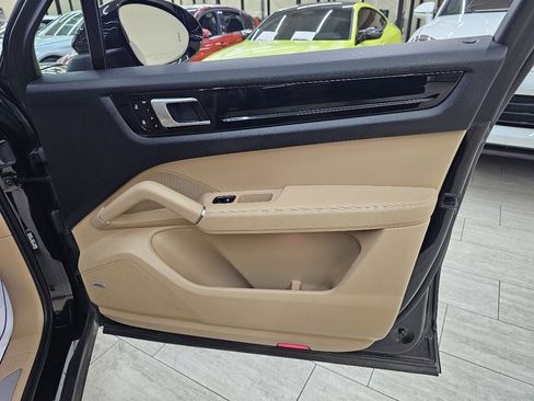 Used 2020 Porsche Cayenne image 42